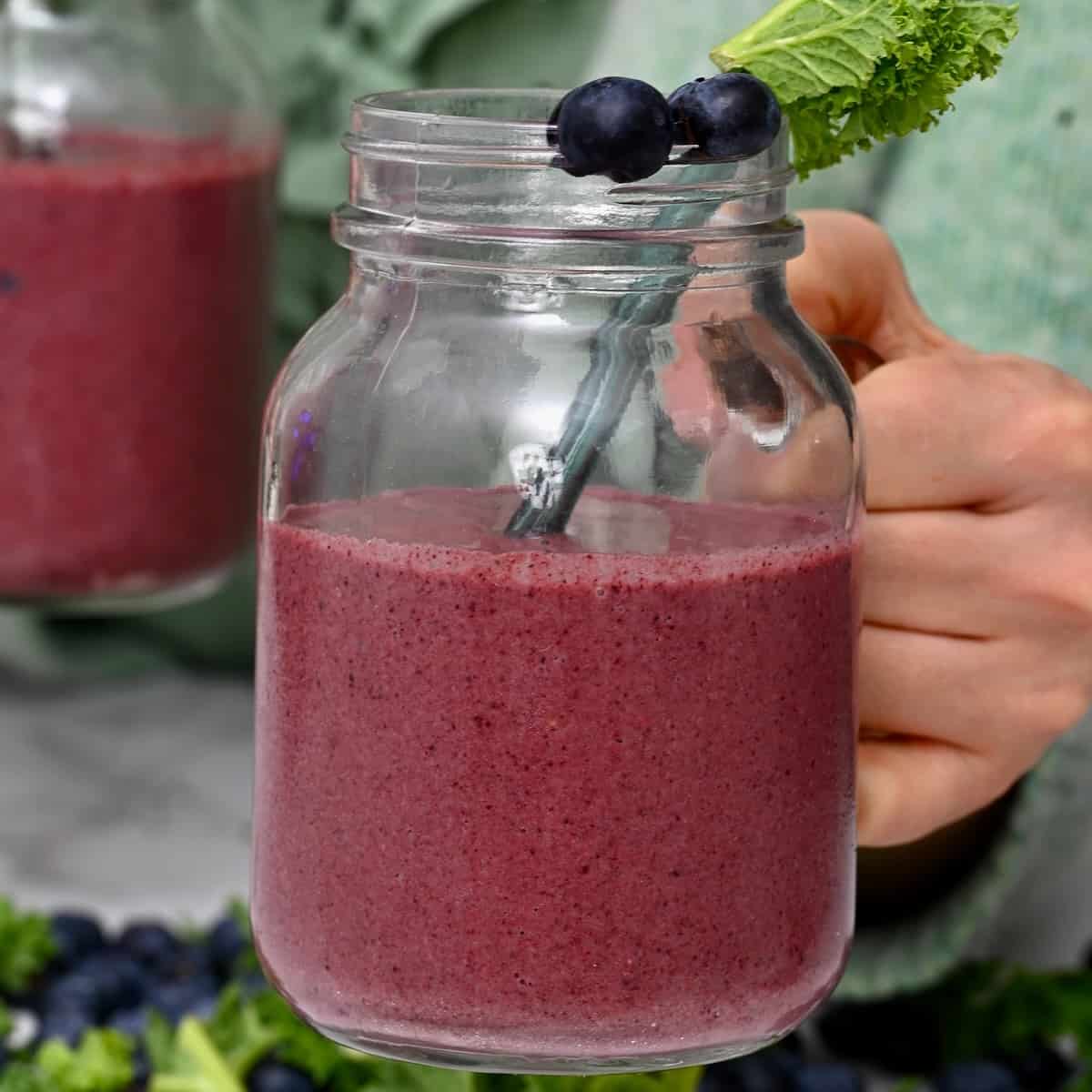 Blueberry Kale Smoothie: Transform Your Mornings with this Nutritious Blend